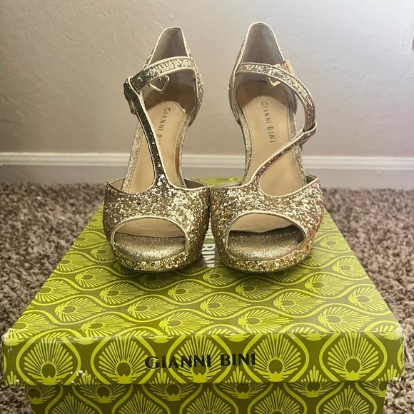 Giani Bini Gold Glitter T-Strap Heels in Women's 7 - Picture 3 of 3